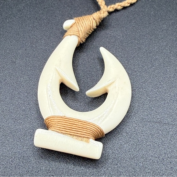 Hawaiian Māori Carved Bone Hook Pendant Hand-carved Cream and Rope Necklace - Picture 3 of 9